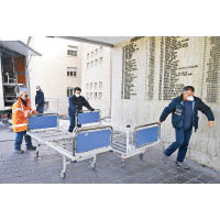 工作人員把病床運入科多尼奧一間醫院。