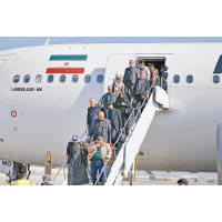 伊朗一架客機飛抵伊拉克納杰夫，乘客步出機艙。