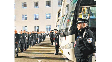 四川省阿壩監獄轉移囚犯。