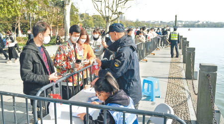 西湖遊客量開始回升。（中新社圖片）