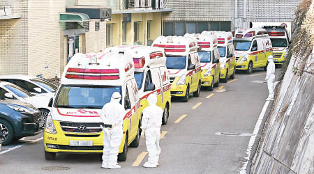 大邱市救護車接載患者到醫院。（美聯社圖片）