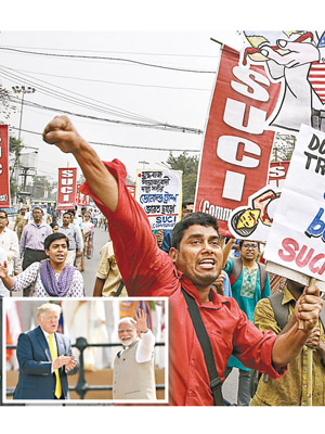 加爾各答有民眾舉行反特朗普示威。小圖：特朗普（左）與莫迪（右）簽署巨額軍售協議。（美聯社圖片）