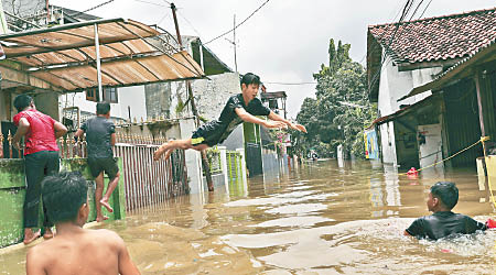 雅加達多地出現水浸。（美聯社圖片）