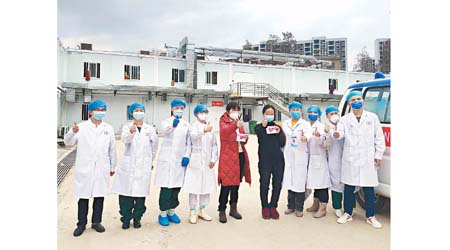 湖北省的醫護人員每日接診大量患者。（中新社圖片）