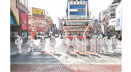 南韓疫情嚴峻，當局加強防疫。（美聯社圖片）
