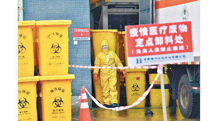在四川省最大規模的醫療廢物處置中心，工人忙於處理醫療廢物。