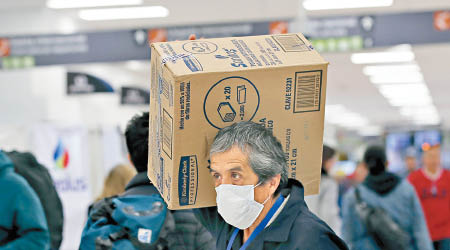 墨西哥出現新冠肺炎確診病例，機場員工戴口罩自保。（美聯社圖片）