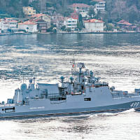 馬卡羅夫海軍上將號駛出黑海。