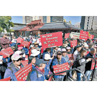 華人團體在三藩市遊行，反對外界因新冠肺炎歧視華人。<br>（中新社圖片）