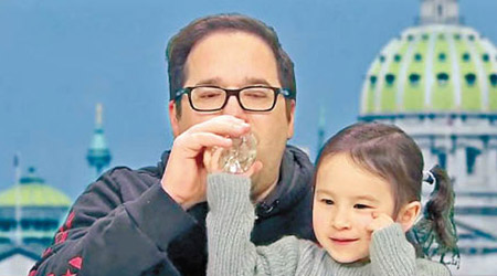 伍辛斯基（左）直接飲女兒的樽裝水。（電視畫面）