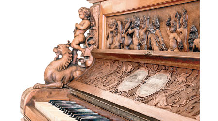 琴鍵兩側是立體雕刻的無翼小天使。