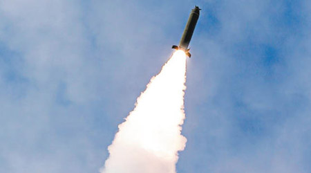 北韓日前測試火箭炮。（美聯社圖片）
