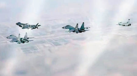 殲20（左二）和教10等飛機編隊飛行。