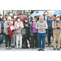 日本民眾悼念大地震遇難者。（美聯社圖片）