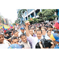 瓜伊多（舉手者）號召示威行動。