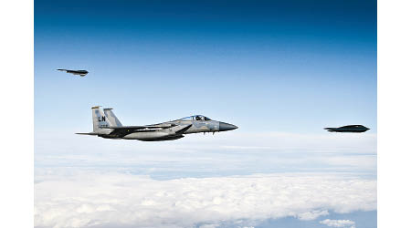 F15C戰機（近鏡者）護航B2隱形戰機飛行。