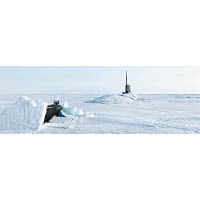 美軍潛艇參與極地演習時破冰上浮。