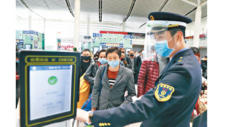 在江西省南昌市火車站，工作人員引導旅客有秩序地進站。（中新社圖片）