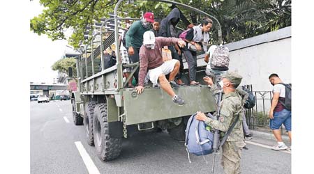 馬尼拉封城，軍人用軍車接載通勤者。