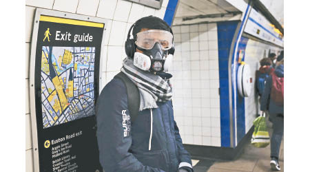 在英國倫敦一個地鐵站內，有乘客佩戴面罩。（美聯社圖片）