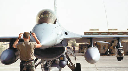 美軍的F16戰機的電戰莢艙安裝在機腹。