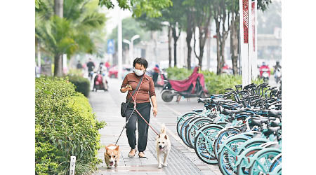 廣西南寧有居民戴口罩外出。（中新社圖片）