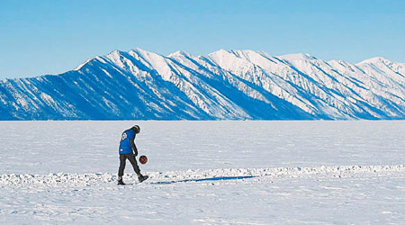 法恩沃斯在冰天雪地下展開挑戰。