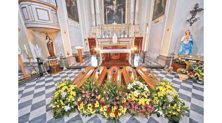 棺木在倫巴底大區的教堂內等待落葬。（美聯社圖片）