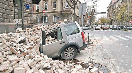 地震災情嚴重，首都薩格勒布有汽車被砸毀。