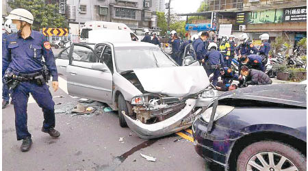  疑犯被按在地下制服，其私家車（左）撞毀。