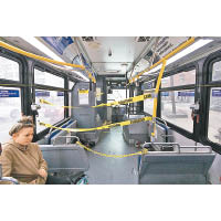 紐約市的巴士車廂拉起膠條，分隔司機與乘客。（美聯社圖片）