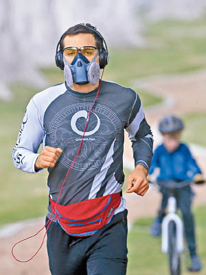 在猶他州鹽湖城，一名男子戴口罩跑步。