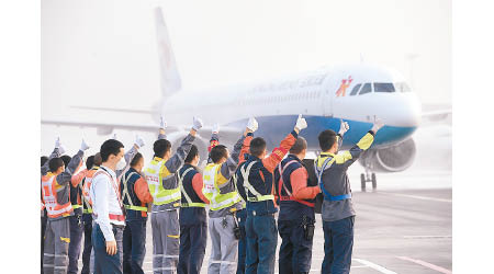 湖北對外交通開始恢復，重慶赴湖北孝感醫療支援隊乘飛機離開武漢。（中新社圖片）