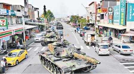 台實兵演習，坦克通過宜蘭街道。