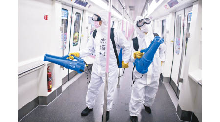 武漢地鐵職員在列車車廂內清潔消毒。