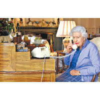 白金漢宮發放照片，可見英女王（圖）與約翰遜通電話。（美聯社圖片）