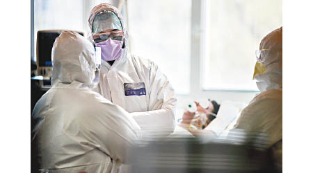 羅馬醫護人員在深切治療病房照顧患者。（美聯社圖片）