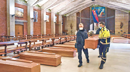 職員將棺木抬離教堂。（美聯社圖片）