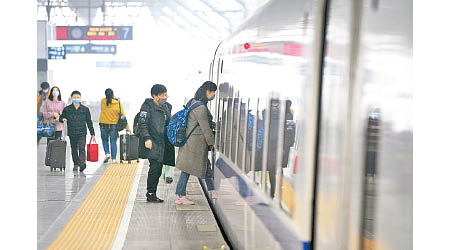 全國各地陸續復工，前往外地打工的民眾登上火車。