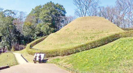 高松塚古墳位於奈良縣明日香村。