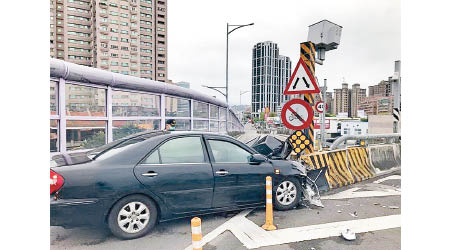 車輛撞向路中分隔島。（中時電子報圖片）