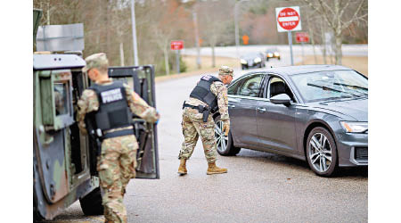 羅德島州國民警衞軍截查掛上紐約州車牌的汽車。（美聯社圖片）