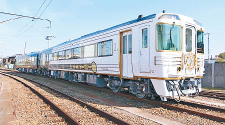 二號車廂以白色為主色，分外醒目。