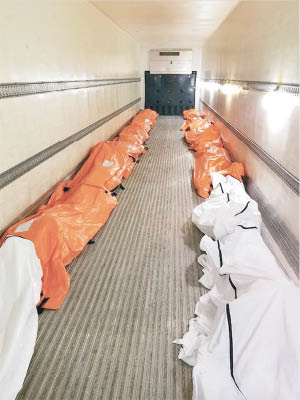 醫院用冷凍貨櫃車放置屍體。