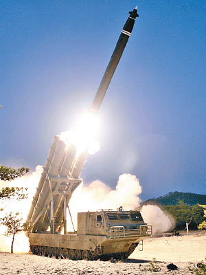 北韓公布試射超大型火箭炮的照片。（美聯社圖片）