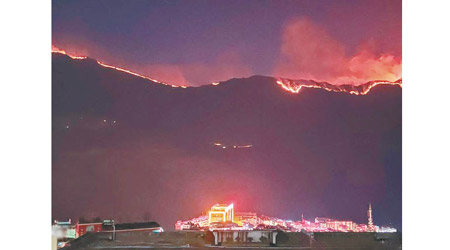 森林大火三日未熄，黑夜中可見火龍延綿山頭。