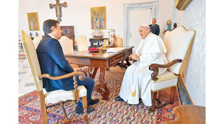 教宗（右）與意大利總理孔特（左）會面。