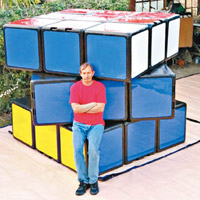 費沙再次打造出世界最大的扭計骰。