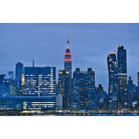 紐約市帝國大廈亮起紅白燈光，向緊急醫護人員致敬。