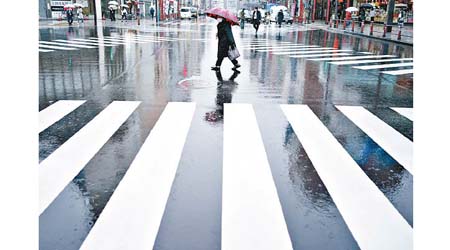 日本<br>東京都政府呼籲民眾限制外出，圖為淺草區街頭。（美聯社圖片）